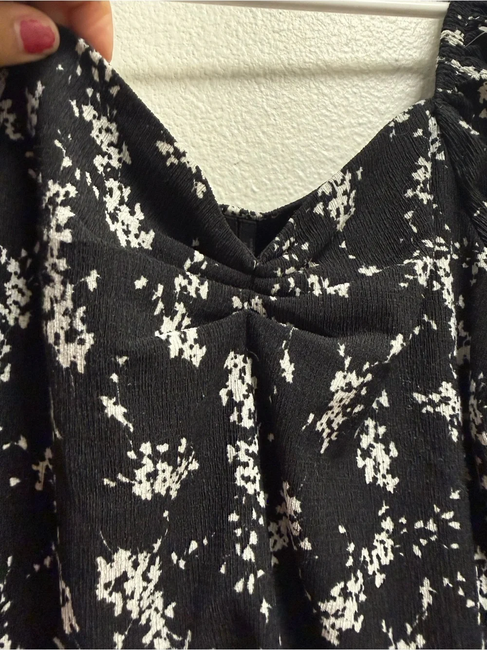 Anthropologie cropped blouse size S siBlack and White Floral Puff-Sleeve